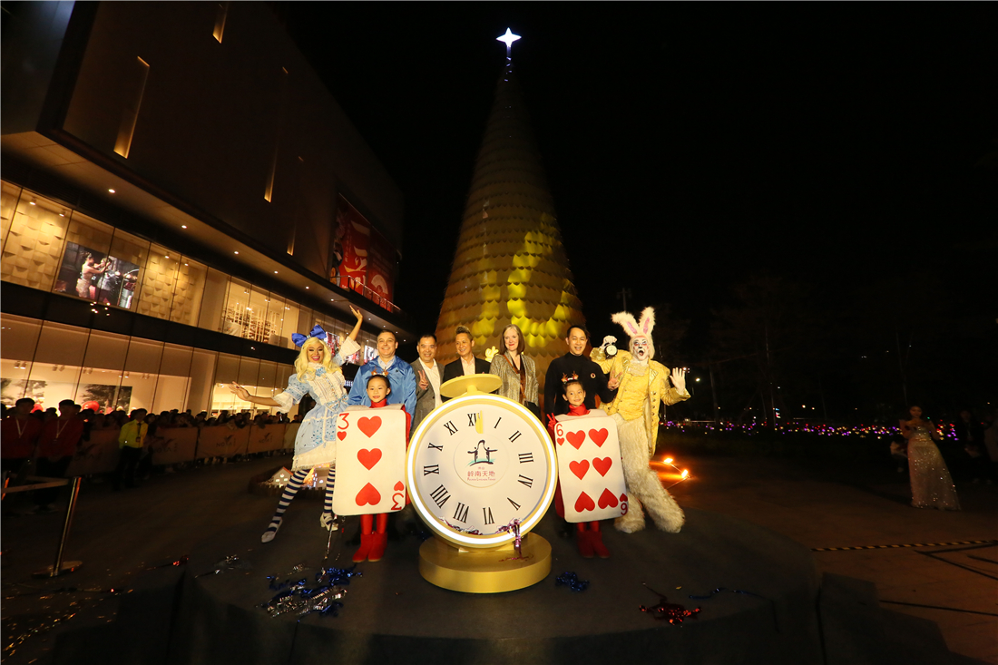 佛山岭南天地15米巨型圣诞树亮灯 携英国百年剧场玩具中国首展开幕