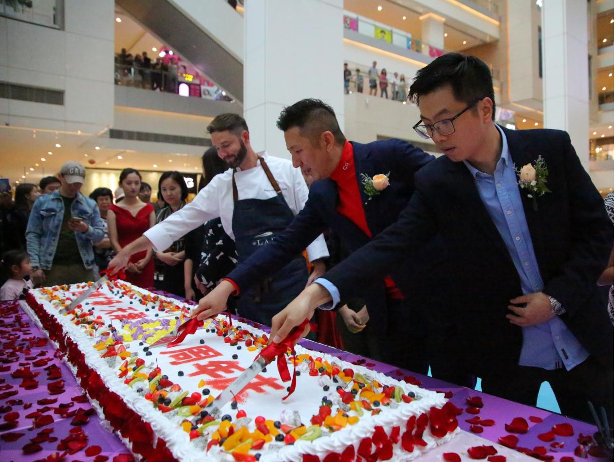 天津的恒隆广场总经理朱天博先生（中）切分生日蛋糕