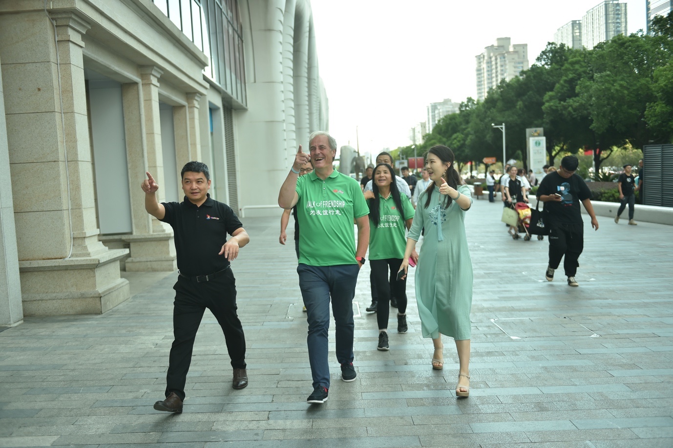 在世界和平日为慈善而行，贝茨勋爵夫妇访问南京21世纪投资集团魔法城、太阳城