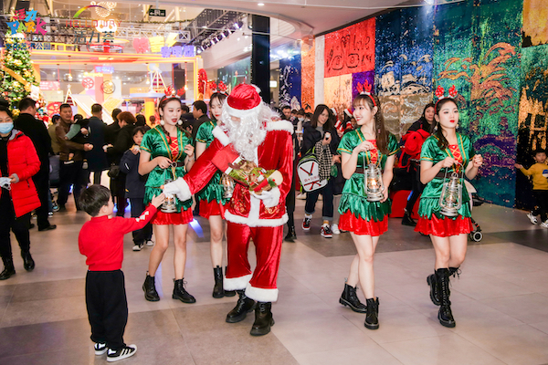 点亮“圣诞Xin灯”，杭州新天地开启冬日绮遇之旅
