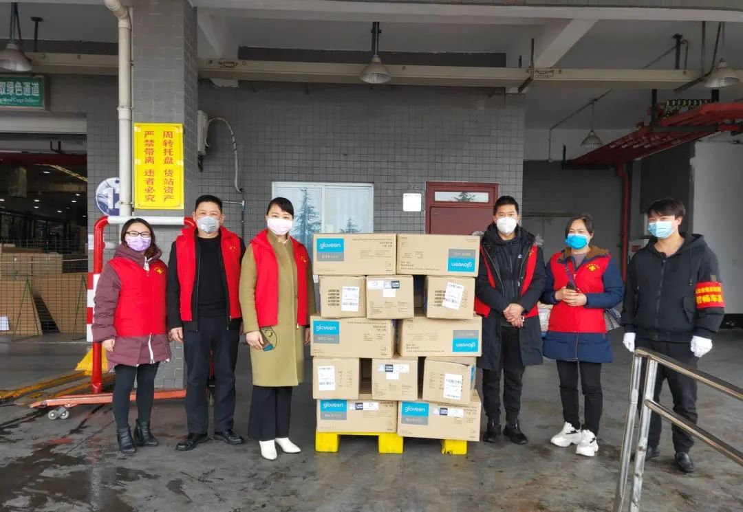 百盛母公司金狮集团向渝北区红十字会定向捐赠物资