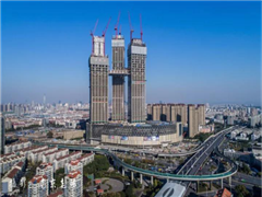 全球首例190米三塔连体平台圆满升空 金鹰世界将于11月18日开业