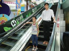 别再当“低头族”！广州正佳广场发起“安全用梯”倡议
