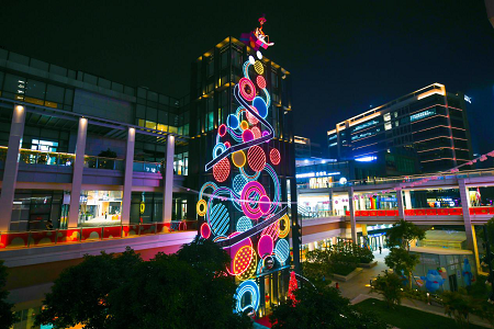 点亮32米圣诞树，红山六九七九商业中心举办圣诞美陈亮灯仪式