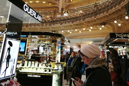 法国近半数购物中心将关闭1个月 巴黎春天、老佛爷百货受影响
