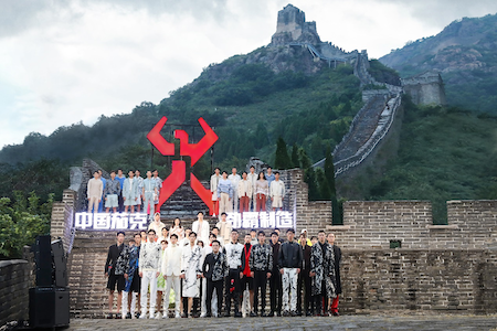 登上长城走秀的首个中国男装品牌，劲霸男装实力诠释高端新国货